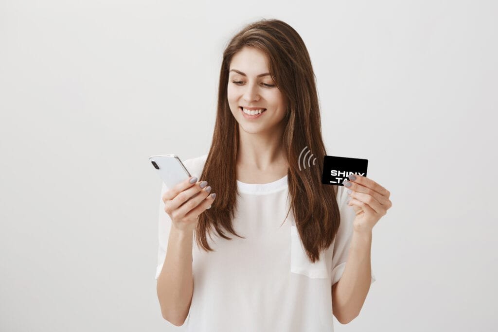 Cartão contactless ShinyTap para networking e partilha de contactos.